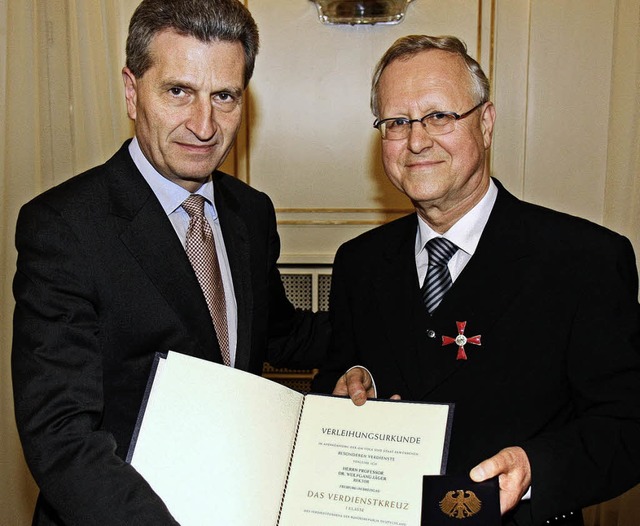 Ministerprsident Gnther Oettinger (l...das Bundesverdienstkreuz Erster Klasse  | Foto: Staatsministerium Baden-Wrttemberg