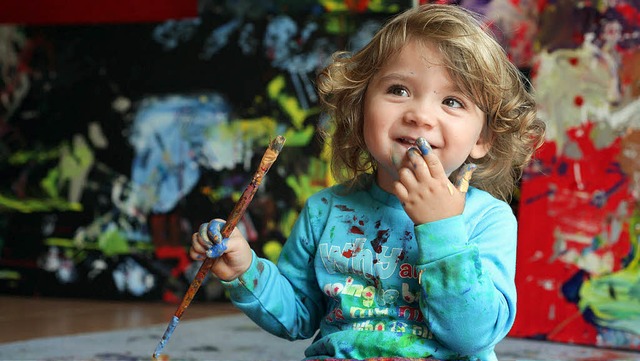 Die kleine Aelita Andre in ihrem Atelier  | Foto: dpa