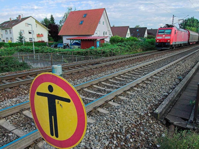 Nur wenige Meter donnern Gtergge in ...vorbei. Lrmschutzwnde gibt es nicht.  | Foto: Siegfried Gollrad