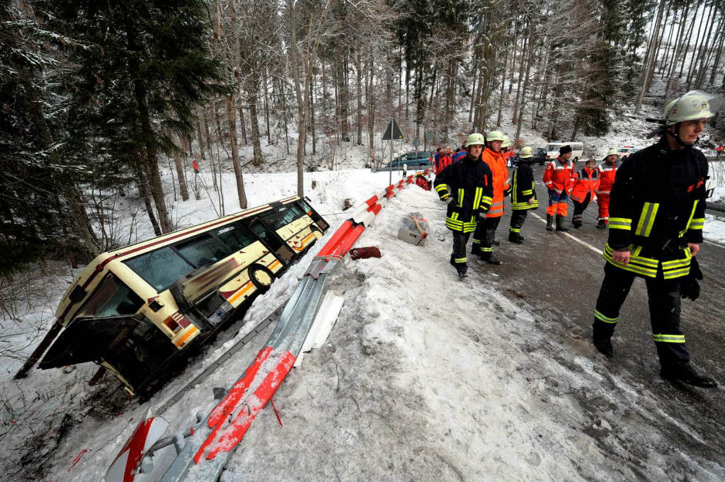 Der Schulbus ist auf der schneeglatten B 315 von der Straße abgekommen und sechs Meter in die Tiefe gestürzt. Der Schulbus ist auf der schneeglatten B 315 von der Straße abgekommen und sechs Meter in die Tiefe gestürzt.