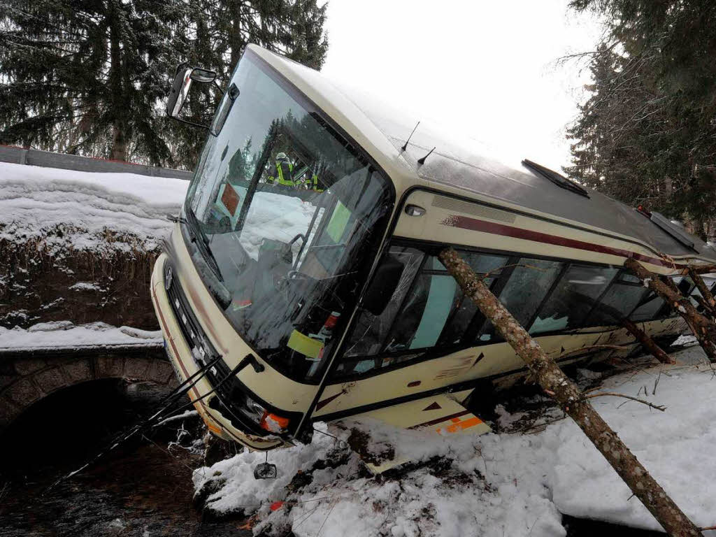 Der Schulbus ist auf der schneeglatten B 315 von der Strae abgekommen und sechs Meter in die Tiefe gestrzt.
