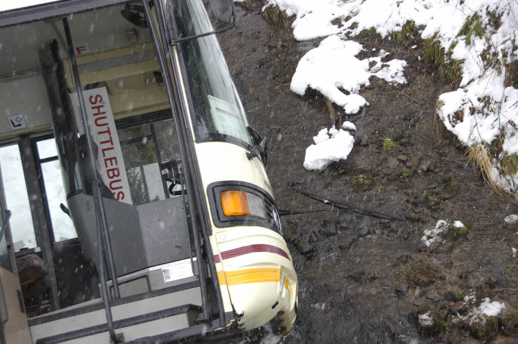 Der Schulbus ist auf der schneeglatten B 315 von der Strae abgekommen und sechs Meter in die Tiefe gestrzt.