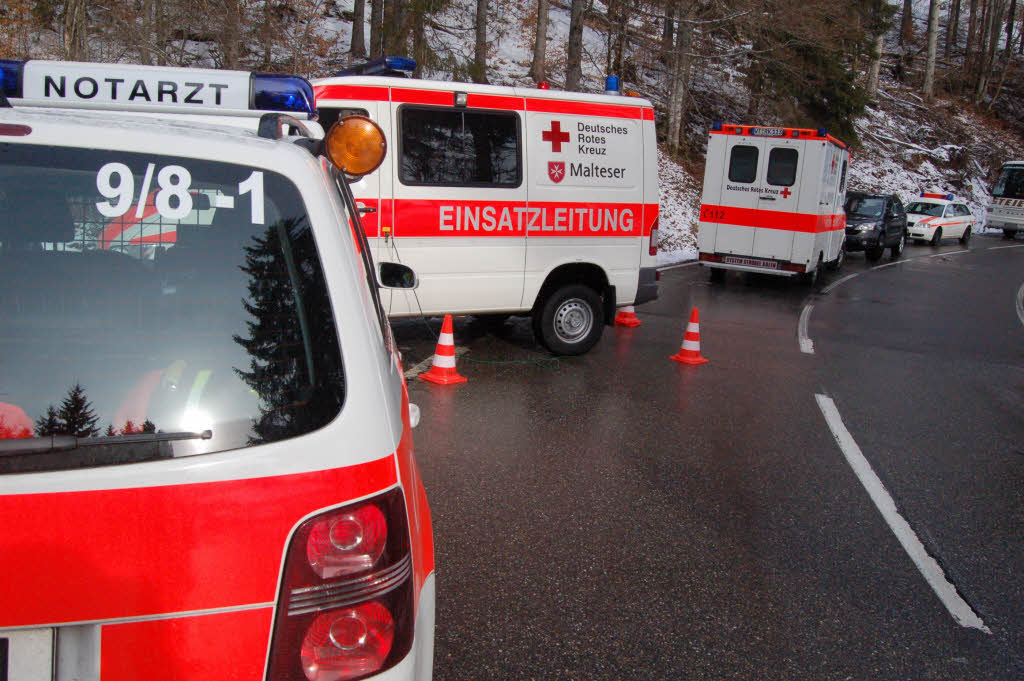 Der Schulbus ist auf der schneeglatten B 315 von der Strae abgekommen und sechs Meter in die Tiefe gestrzt.