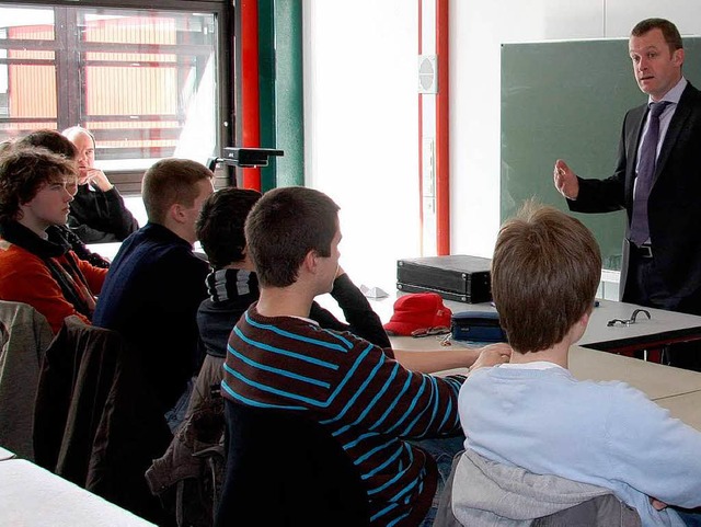 CDU-MdL Ulrich Lusche diskutierte  im ...er-Gymnasium mit  Schlern ber die EU  | Foto: Weber-Krokr