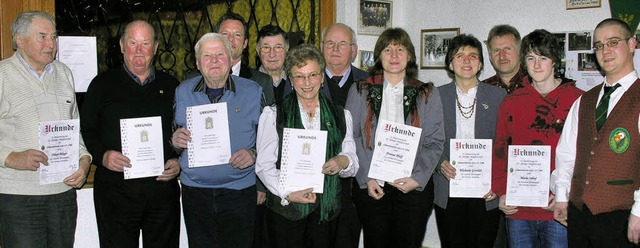 Viele Ehrenurkunden gab es in der Hauptversammlung fr langjhrige Mitglieder.   | Foto: Dieter Fleig