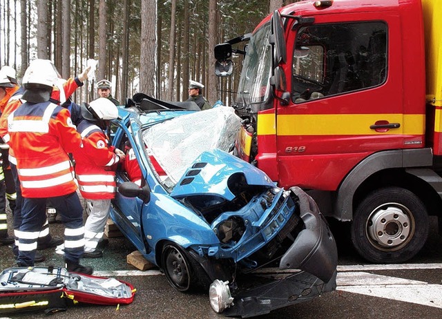 Bei der Einfahrt in die Bundesstrae 3...vermutlich einen Lastwagen bersehen.   | Foto: Heinz Roller