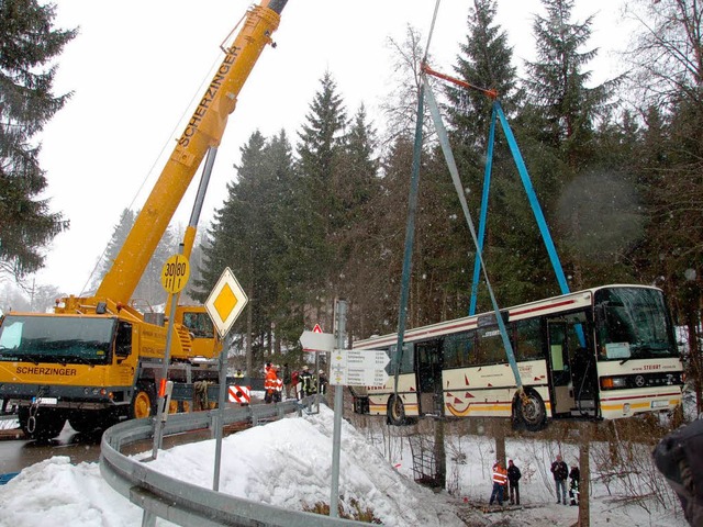 Ein Schwerlastkran musste den Bus aus dem Bach heben.  | Foto: Sebastian Barthmes