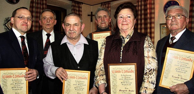 Vier neue Ehrenmitglieder gibt es beim... Margarethe Sauter und Leopold Person   | Foto: Sandra Decoux-Kone
