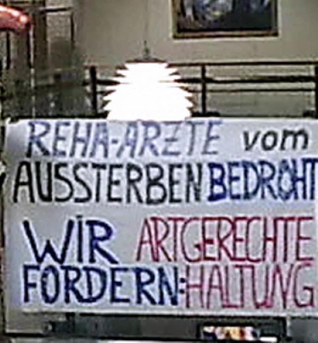 Ein Transparent im Foyer weist auf die Proteste der rzte hin.  | Foto: BZ