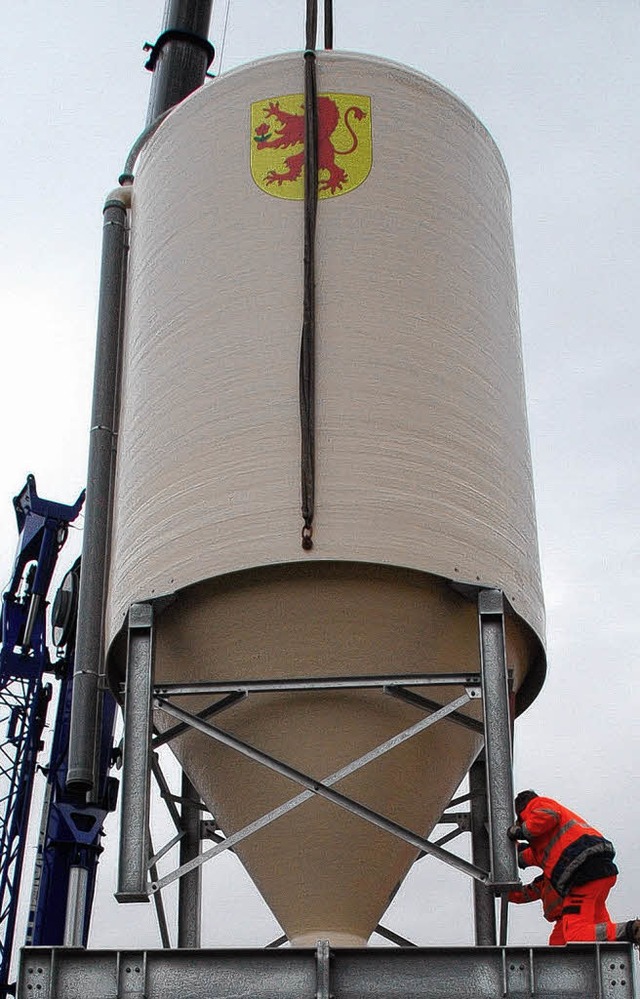 Im Bauhof ist ein neues Streusalzsilo  installiert worden.   | Foto: ralf staub