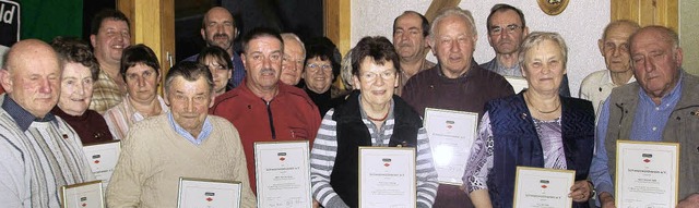 Viele Urkunden  hat der  Schwarzwaldve...nebrunner und Werner Rei. </Bildtext>  | Foto: Monika Weber