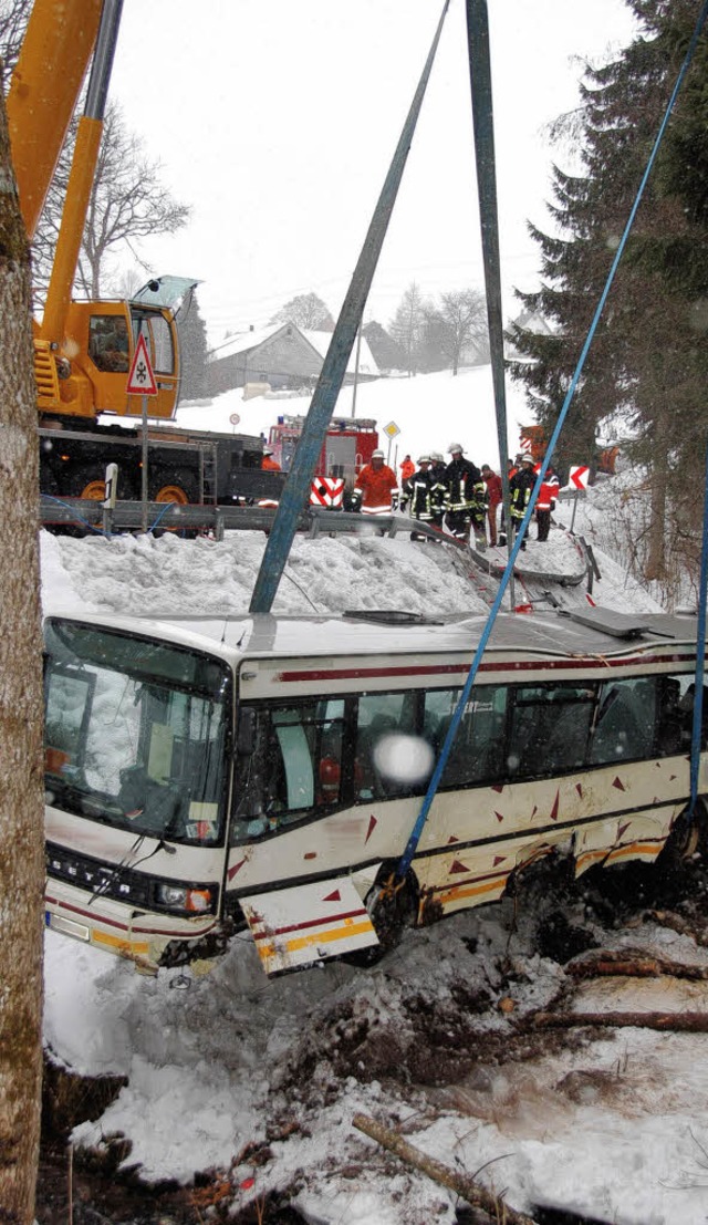 Feuerwehrleute helfen beim Bergen des ...m Unfall mindestens 35 Schler saen.   | Foto: Sebastian Barthmes