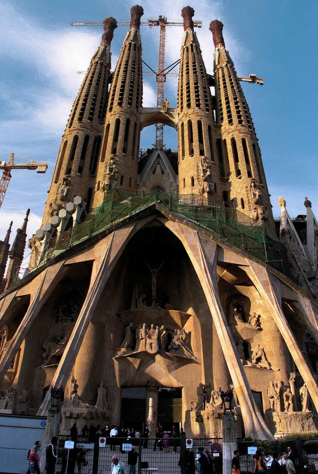 An der Sagrada Familia in Barcelona wi...nterirdisch auch noch ein Bahntunnel.   | Foto: AFP