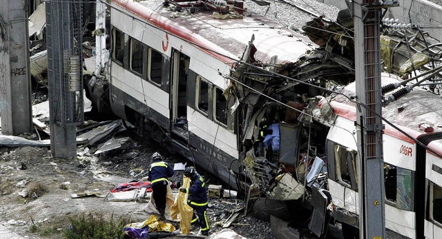 Am Morgen des 11. Mrz 2004: einer der...egionalzge im Madrider Bahnhof Atocha  | Foto: ddp