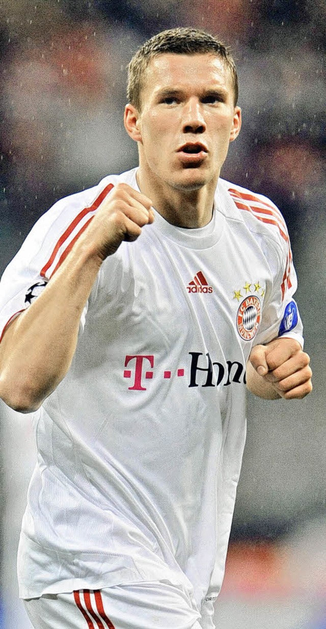 Lukas Podolski trifft gleich zweimal fr die Bayern.   | Foto: DPA
