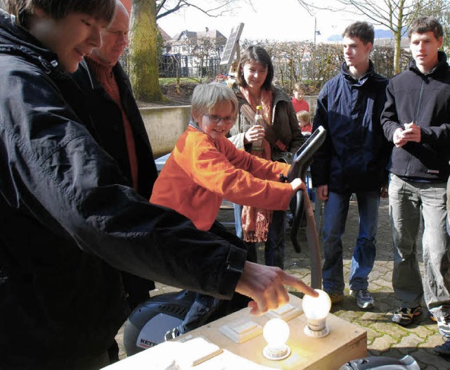 Strampeln auf dem Energiefahrrad bis d...8222;Solarenergie&#8220; im Schulhof.   | Foto: Barbara Ruda