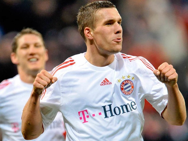 Doppelpack: Lukas Podolski  freut sich ber seinen zweiten Treffer.  | Foto: dpa