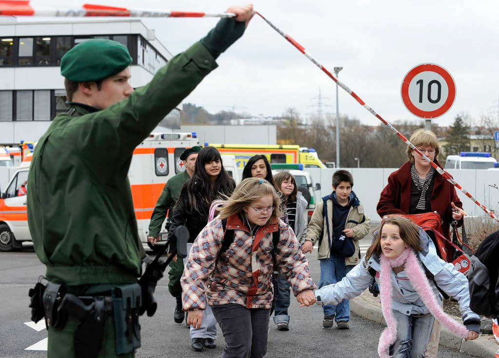 Schler werden aus dem Schulzentrum evakuiert, in dem sich die Albertville-Realschule befindet.