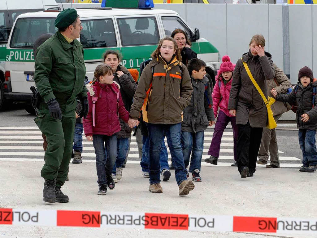 Schler werden aus dem Schulzentrum evakuiert, in dem sich die Albertville-Realschule befindet.