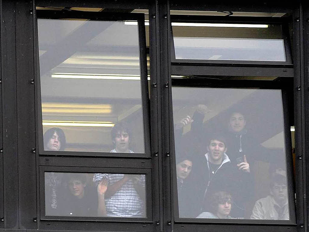 Schler stehen am Fenster des Schulzentrums.