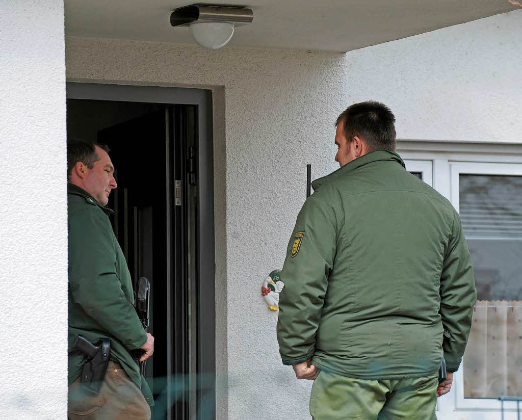 Polizisten vor dem  Wohnhaus des mutmalichen Amoklufers aus Winnenden
