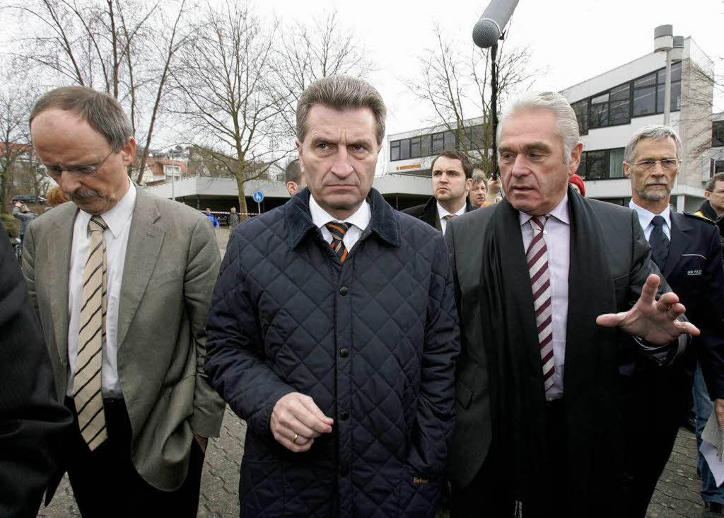 Ministerprsident Gnther Oettinger (Mitte) und Innenminster Heribert Rech (rechts, beide CDU) auf dem Weg zur Pressekonferenz