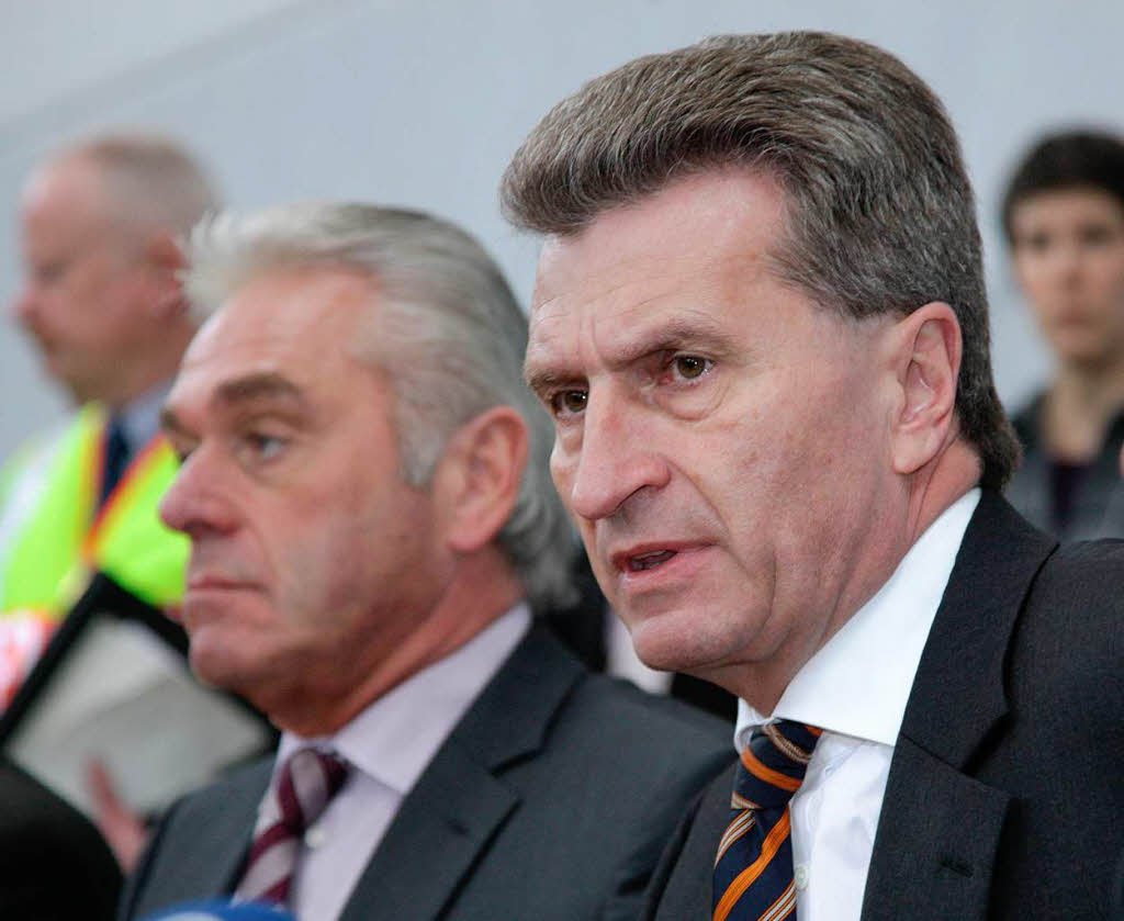 Ministerprsident Gnther Oettinger und Innenmister Heribert Rech (von rechts, beide CDU) bei der Pressekonferenz