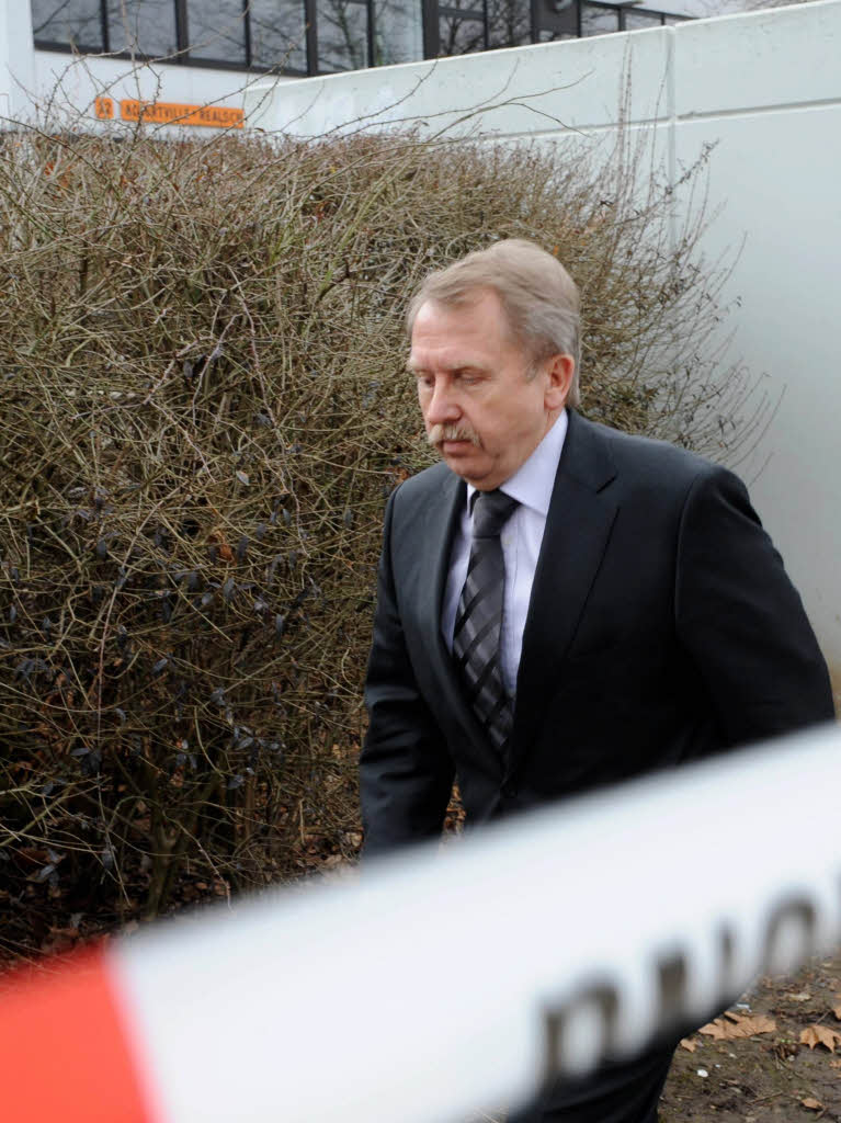 Baden-Wrttembergs Kultusminister Helmut Rau (CDU) kommt auf das Gelnde der Albertville-Realschule
