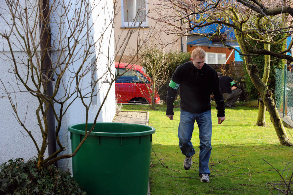Die Polizei durchsucht Grundstcke neben dem Elternhaus des mutmalichen Amoklufers Tim K.