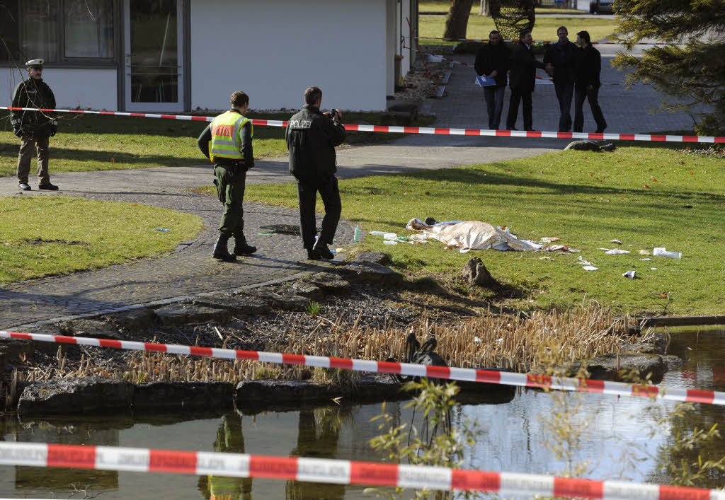 Eine abgedeckte Leiche, offenbar ein Mitarbeiter des Zentrums fr Psychiatrie