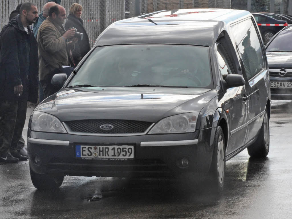 Ein Leichenwagen verlsst das Gelnde im Industriegebiet Kngen.