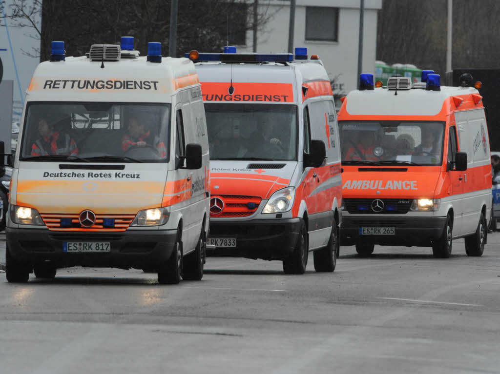 Drei leere Krankenwagen verlassen das Gelnde im Industriegebiet Kngen.