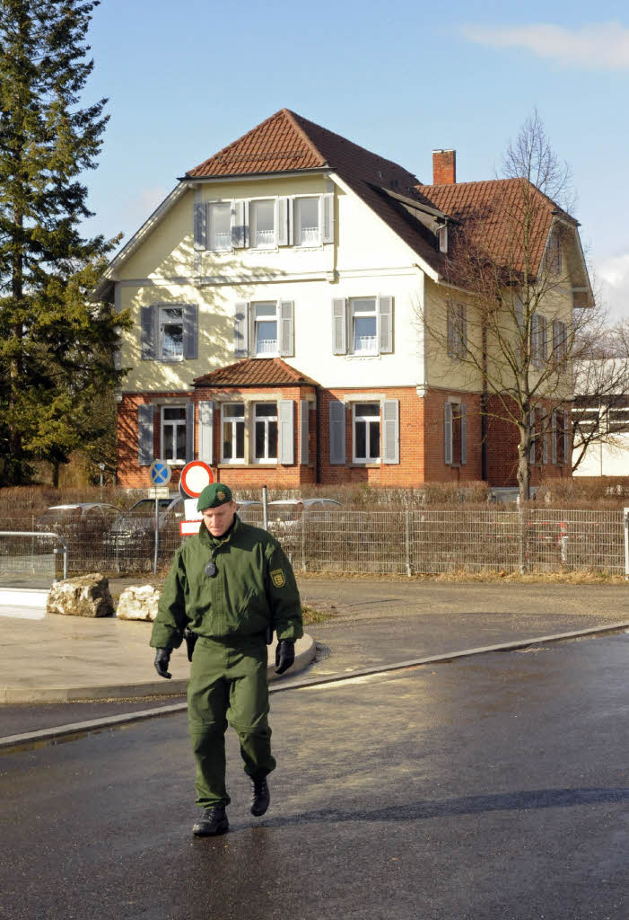Ein Polizeibeamter vor dem Krankenhaus fr Psychiatrie und Neurologie Winnenden