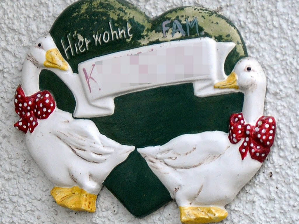 Ein Schild mit dem Namen der Familie des Amoklufers  an dem Wohnhaus in Weiler zum Stein.