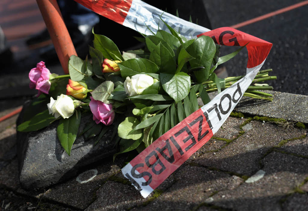 Blumen liegen nahe der Albertville-Realschule auf der Strae.