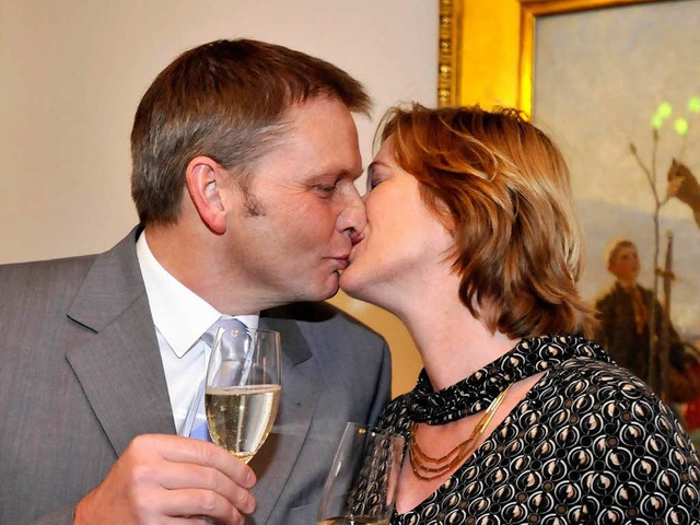 Mit einem Kuss beschlieen Andreae und Ratzmann den Bund der Ehe.  | Foto: Ingo Schneider