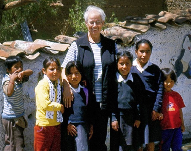 Die Seelbacherin Anneliese Fehrenbach wird umringt von peruanischen Kindern  | Foto: privat/monika Korak