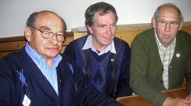 Sie halten dem Verein seit Jahrzehnten...Jahre) und Karl Gebhardt  (40 Jahre).   | Foto: Hilger