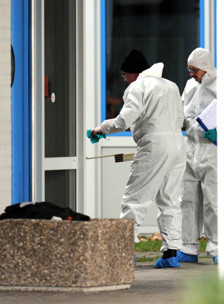 Polizeibeamte der Spurensicherung untersuchen das Gelnde vor der Albertville-Realschule
