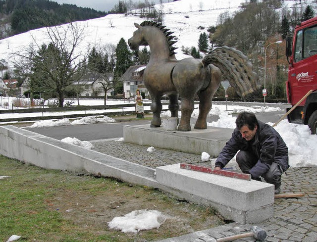 Mitarbeiter der Steinmetzfirma Eckert ...r auf dem Rathausplatz in Mnstertal.   | Foto: Manfred Lange