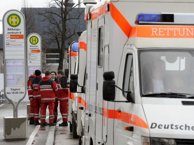 Rettungswagen stehen nach einem Amokla...r Albertville-Realschule in Winnenden.  | Foto: dpa