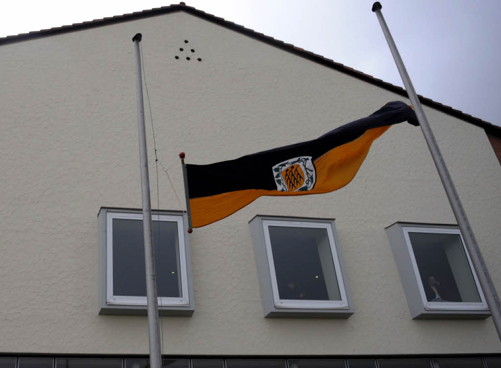 Eine Flagge weht vor einer Sporthalle, in der Schler psychologisch betreut werden, auf Halbmast.