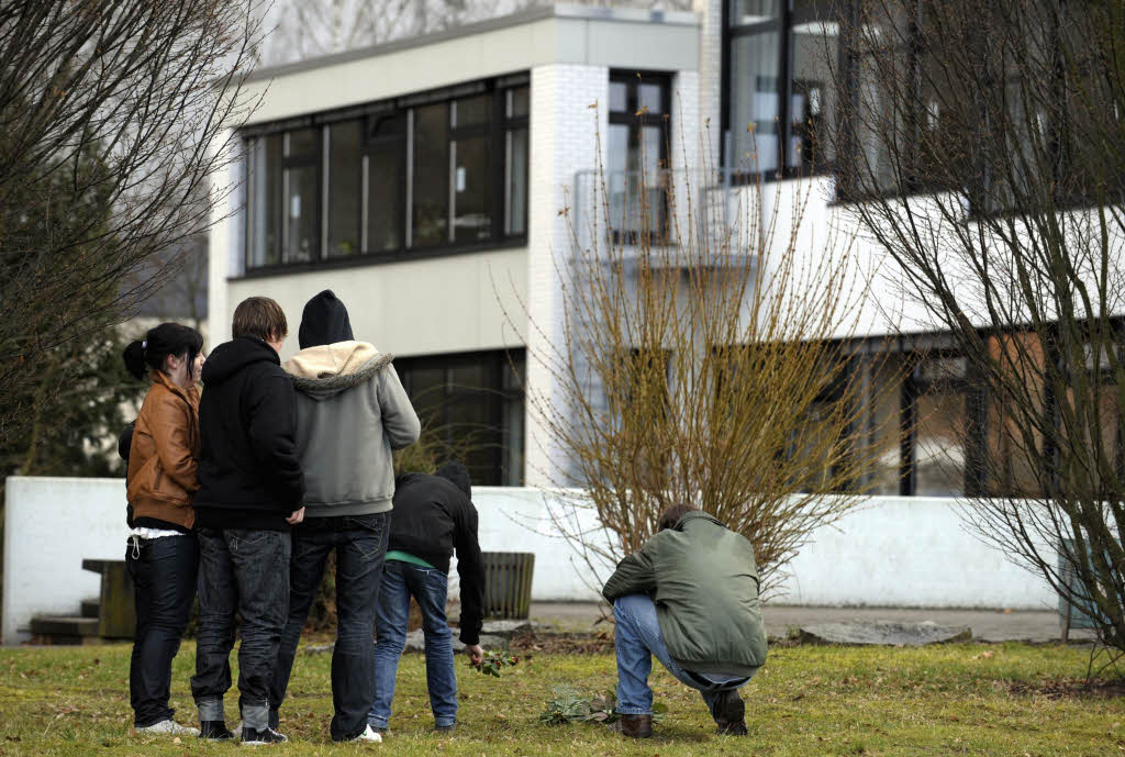 Schler trauern vor ihrer Schule.