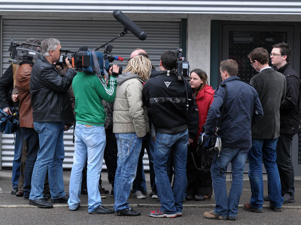 Journalisten befragen Passanten an einer Strae vor dem Wohnhaus des Amoklufers.