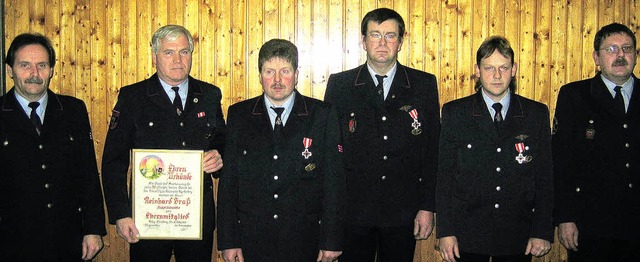 Brgermeister und Kommandant Bruno Sch...(von links) berbrachte Glckwnsche.   | Foto: Gerhard Wiezel