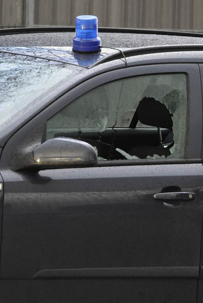 Eine zerbrochene Scheibe an einem zivilen Polizeiauto