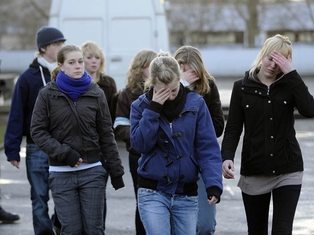Schlerinnen trauern auf dem Schulgelnde.
