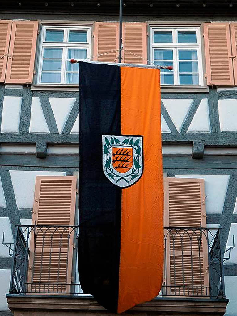 Eine Fahne weht vor dem alten Rathaus in Winnenden auf Halbmast.