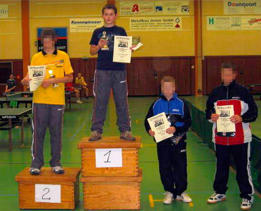 Der mutmaliche Amoklufer Tim K. (2. von links) im Jahr 2004 bei einer Siegerehrung im Tischtennis.