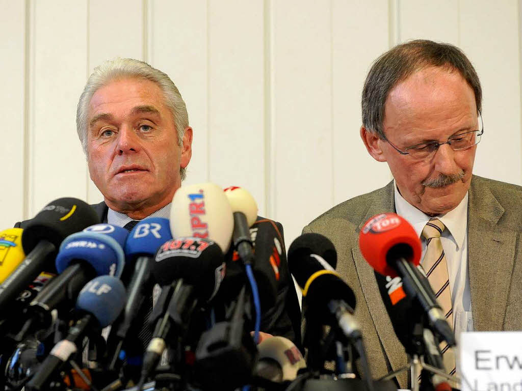Baden-Wrttembergs Innenminister Heribert Rech (CDU, links) und Landespolizeiprsident Erwin Hetger bei einer Pressekonferenz